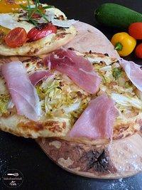 Knusprige Flammekuchen mit Chinakohl und luftgetrocknetem Schinken und gegrilltem Gemüse und Parmesan