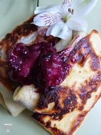 Blintzen mit Vanillequark und Blaubeer-Pfirsich-Topping [Frühstücksideen]