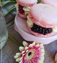 Macarons mit weißer Schokoladenganache und frischen Beeren