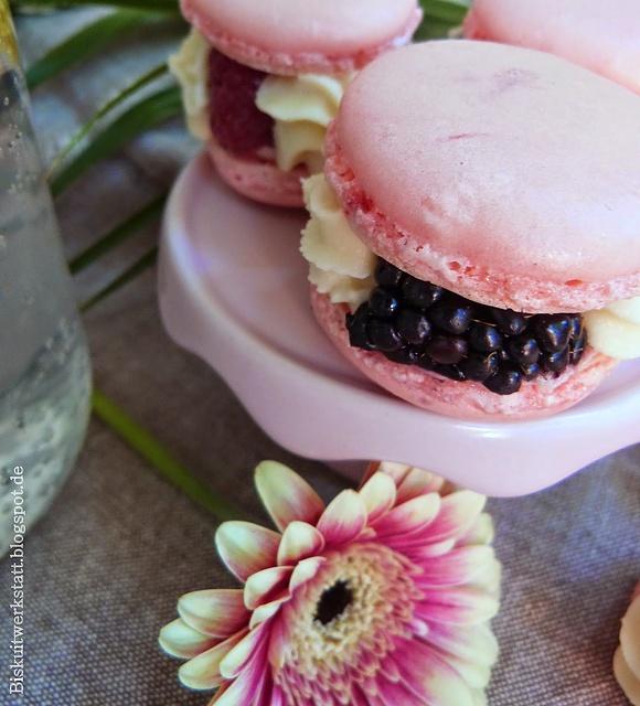 Macarons mit weißer Schokoladenganache und frischen Beeren