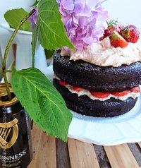 Guiness Kuchen mit Erdbeeren und Hibiskus- Frischkäsefrosting