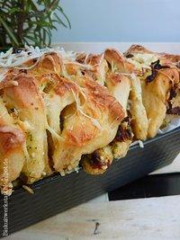 Herzhaftes Pull-Apart-Bread mit selbstgemachter Kräuterbutter, getrockneten Tomaten und geriebenem Käse {Blogevent bei Schön und Fein}