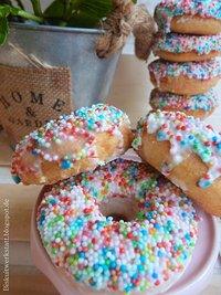 Tief in mir drin wusste ich es schon immer: Mehr ist besser. Understatement liegt mir nicht. Gebackene Vanille-Donuts mit viiiiielen Sprinkles.