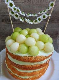Melonen-Kugel-Torte mit saftigem Buttermilchboden und zartgrünem Frischkäsefrosting