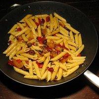 Penne mit Paprika, Oliven und Kapern
