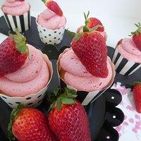Fruchtige Erdbeercupcakes zum Muttertag oder einfach mal nur so und wie ich die gemeinen Topping-Zwerge besiegt habe
