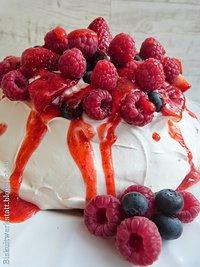 Himmlische Pavlova mit Erbeeren, Himbeeren und Blaubeeren