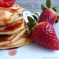 Pancakes mit Erdbeeren und Cranberry Sirup oder auch : süße Frühstücksideen 1.0.