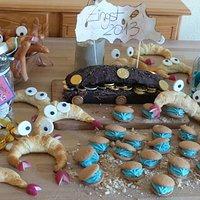 Ein Sweet table "Unter dem Meer".... und Hai-Fisch Mini-Cupcakes am Stiel.