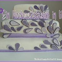 64 Eier, 2680g Zucker, 2050g Mehl, 2,6l Sahne, 2950g Schokolade oder ein Hochzeitstraum in lila und weiß