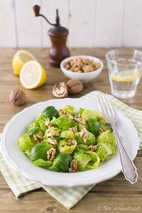 Rosenkohlsalat mit Walnüssen und Zitronen-Vinaigrette