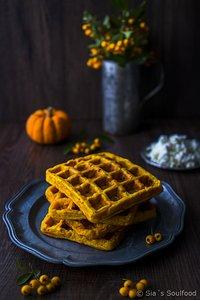 Kürbis-Waffeln mit Feta
