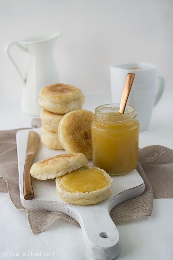 English Muffins und Apfel-Zimt-Konfitüre