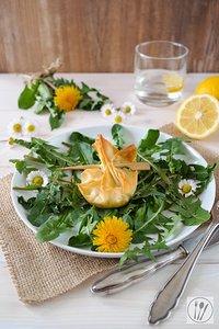 Löwenzahnsalat mit Ziegenkäse-Filo-Päckchen