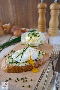 Stulle deluxe: Röstbrot mit pochiertem Ei und Schnittlauchbutter