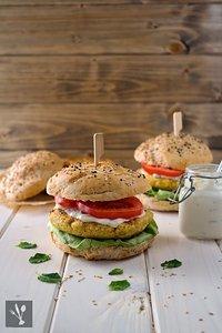 Vegetarischer Genuss: Kichererbsen-Burger mit Joghurt-Tahini-Sauce