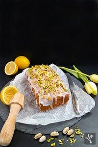 Sauer macht lustig: Saftiger Zitronenkuchen mit Pistazien