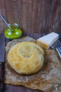Pizza mal anders: Pizzaschnecke mit Brokkolipesto und Feta