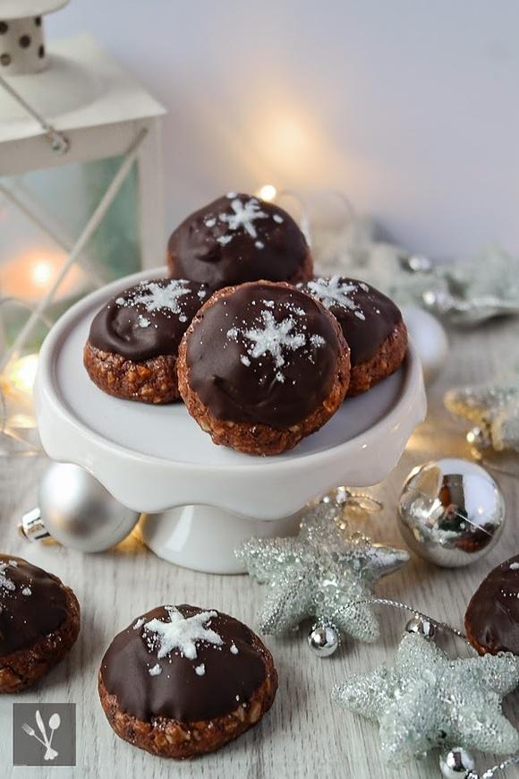 Weihnachtliche Schokoladen-Marzipan-Plätzchen