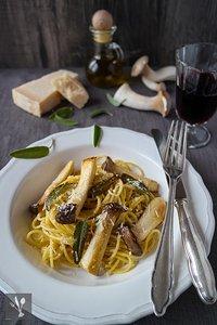 {Falsche} Trüffel-Spaghetti mit Kräuterseitlingen und Salbei