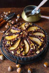Schokoladen-Haselnuss-Tarte mit Birnen