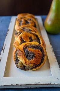 Mohnschnecken mit Weißwein-Birnen-Kompott