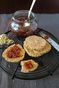 Zum Aperitif: Rote-Bete-Chutney und Hafer-Dinkel-Cracker