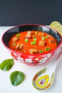 Tomaten-Kokos-Suppe mit knusprigen Tofuwürfeln