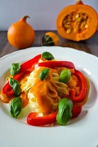 Kürbis-Tagliatelle mit Paprika