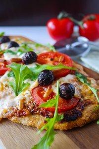 Pizzafladen mit rotem Pesto und Tomaten