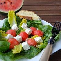 Erfrischender Sommersalat mit Wassermelone und Feta