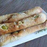 Brotstangen mit Oliven und Thymian...ideal für einen köstlichen Grillabend.