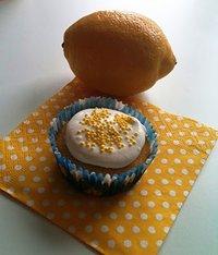 Frühlingshafte Buttermilch-Cupcakes mit Lemon Curd-Füllung...süß und köstlich.