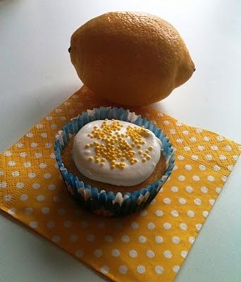 Frühlingshafte buttermilch-cupcakes mit lemon curd-füllung