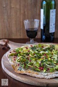 Flammkuchen mit grünem Spargel