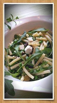Sommerlicher Nudelsalat mit Rucola, Feta und Oliven