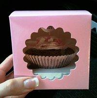 Schokoladen-Cupcakes mit Kirsch-Sahne-Toppingsüß und köstlich