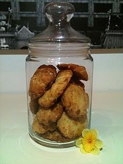 Zitronen mandel cookies mit weißer schokolade