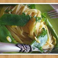 Safrannudeln mit Bohnen in Camembert-Sauce