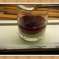Quarkcreme schwarz-weiß mit Himbeer-Granatapfel-Mus