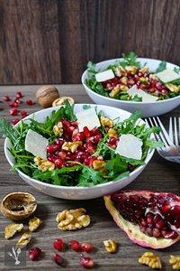 Rucolasalat mit Granatapfel, Walnüssen und Parmesanspänen