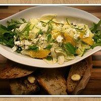 Zucchini-Fenchel-Salat mit geröstetem Knoblauchbrot
