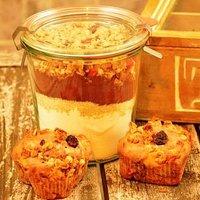 Backmischung im Glas für knusprige Waldbeer Schokomuffins