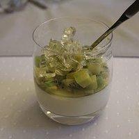 Vanille-Pannacotta mit Fruchtcocktail und Tonka