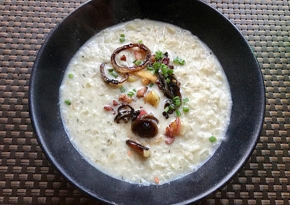 Zwiebelsuppe mit Apfel und Speck