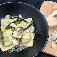 Ravioli mit Spinatfüllung und Salbeibutter
