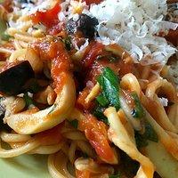 Tomatensauce mit Calamari und Oliven