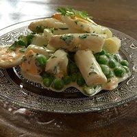Spargelsalat mit Ei und Erbsen
