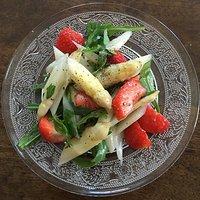 Spargelsalat mit Erdbeeren