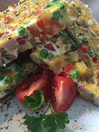 Tortilla mit Erbsen und Tomate